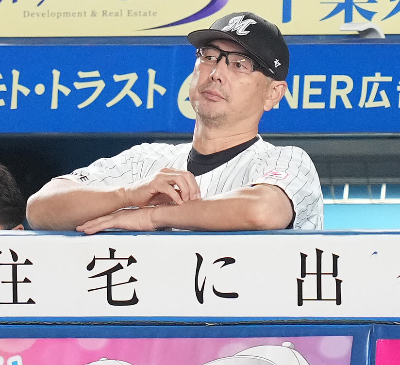 ロッテ対ソフトバンク　ベンチで浮かない表情のロッテ吉井監督（撮影・鈴木みどり）