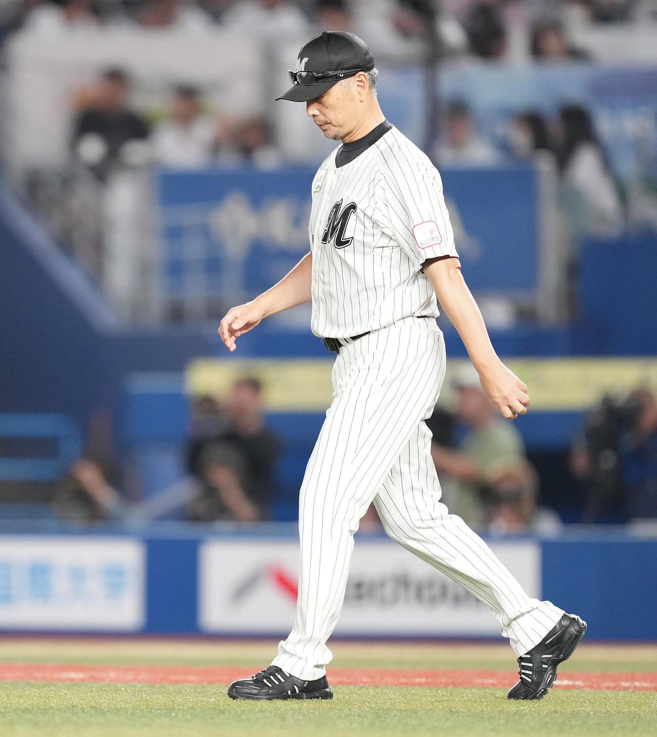 ロッテ対ソフトバンク　7回表途中で先発小島の降板を告げるためマウンドへ向かうロッテ吉井監督（撮影・鈴木みどり）