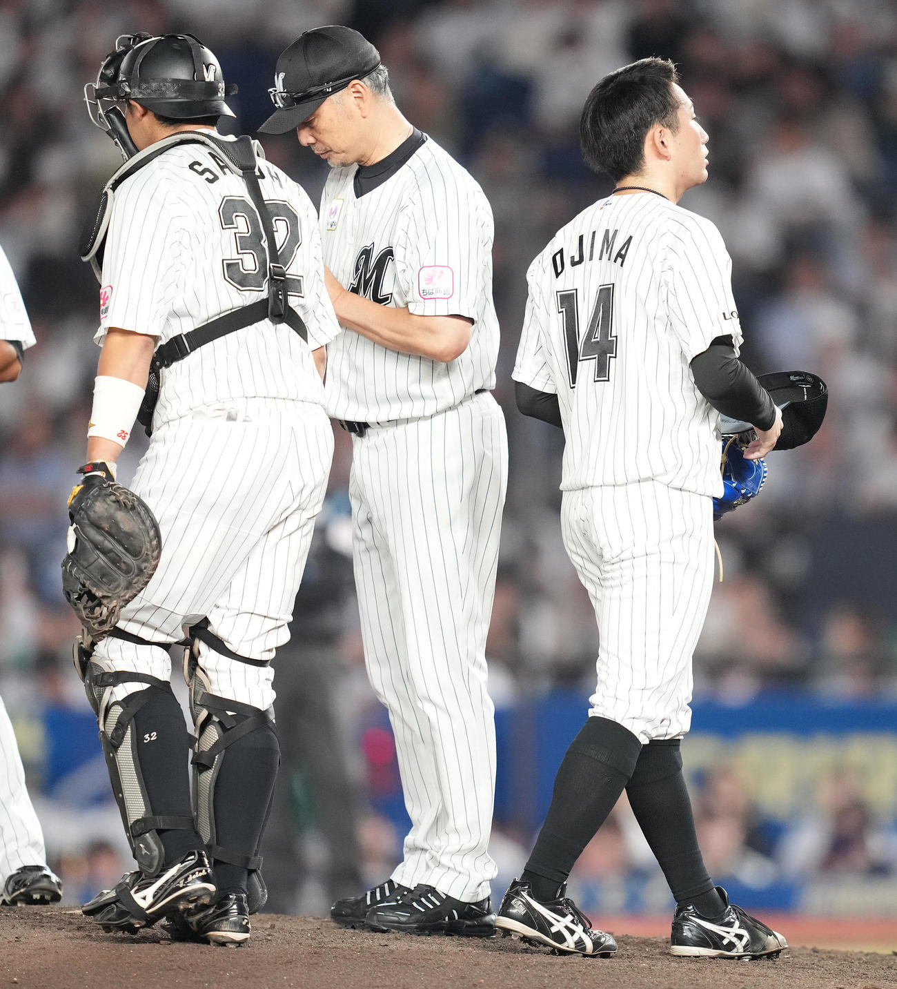 ロッテ対ソフトバンク　7回表途中で降板するロッテ先発小島（右）。中央は吉井監督（撮影・鈴木みどり）