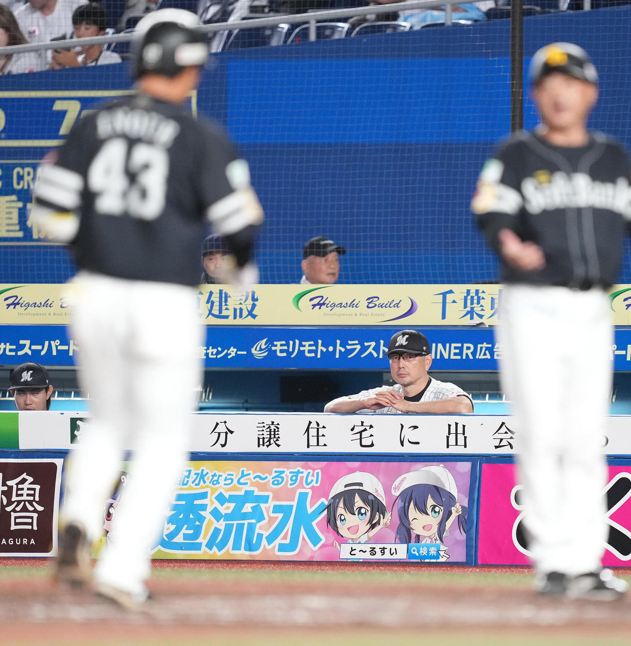 ロッテ対ソフトバンク　5回表ソフトバンク無死、井上にプロ初本塁打の左越えソロ本塁打を浴び、ぼうぜんとする吉井監督（撮影・鈴木みどり）