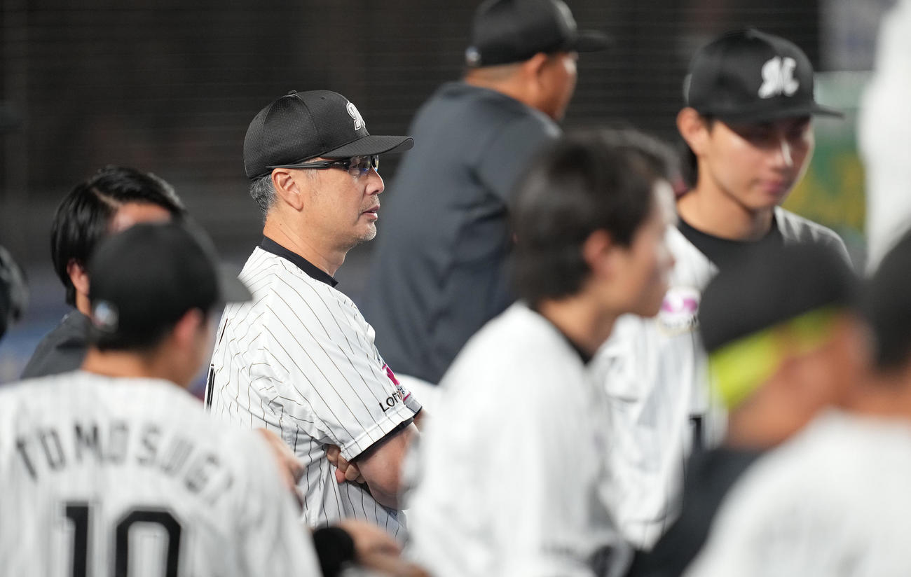ロッテ対ソフトバンク　ベンチで腕を組むロッテ吉井監督（撮影・鈴木みどり）