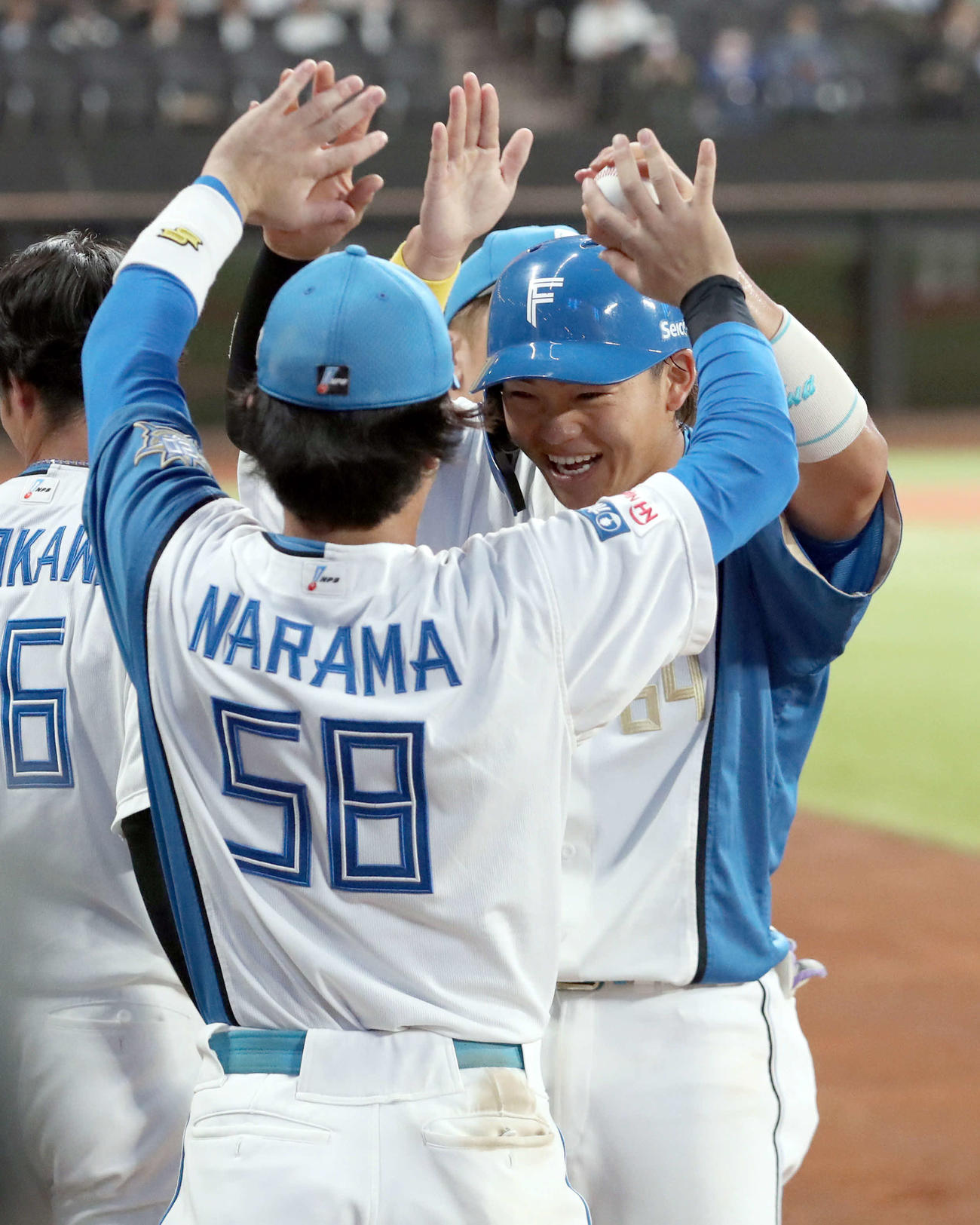 日本ハム対楽天　6回裏日本ハム無死、田宮は同点となる右越え本塁打を放ちナインに出迎えられる（撮影・佐藤翔太）