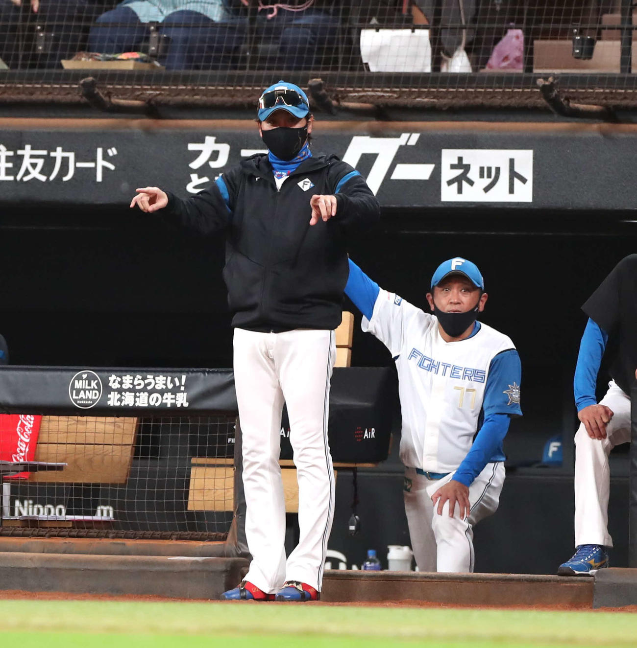 日本ハム対楽天　6回裏日本ハム無死、田宮の打球についてリクエストする新庄監督（撮影・黒川智章）