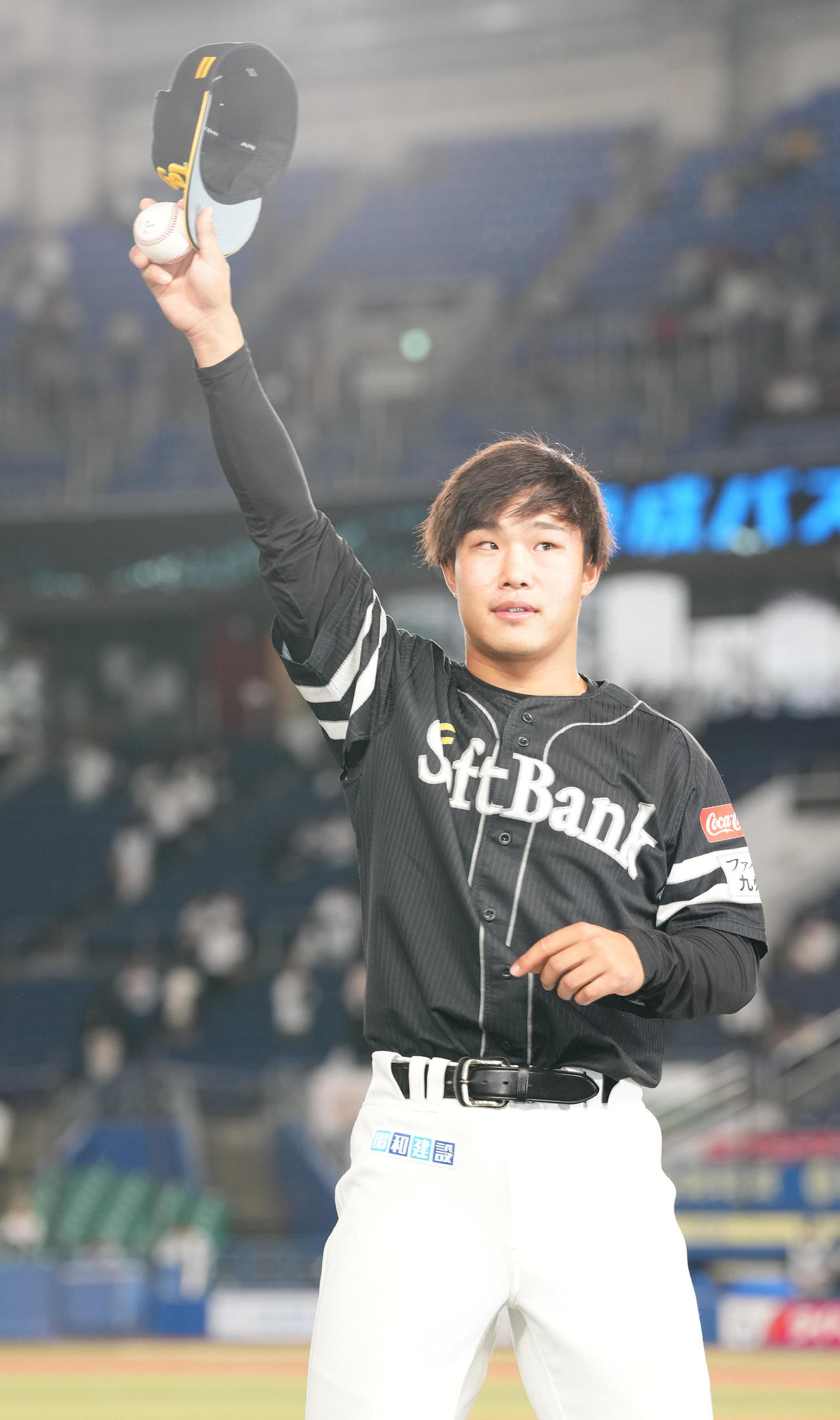 ロッテ対ソフトバンク　プロ初本塁打を放ったソフトバンク井上はファンの声援に応える（撮影・鈴木みどり）