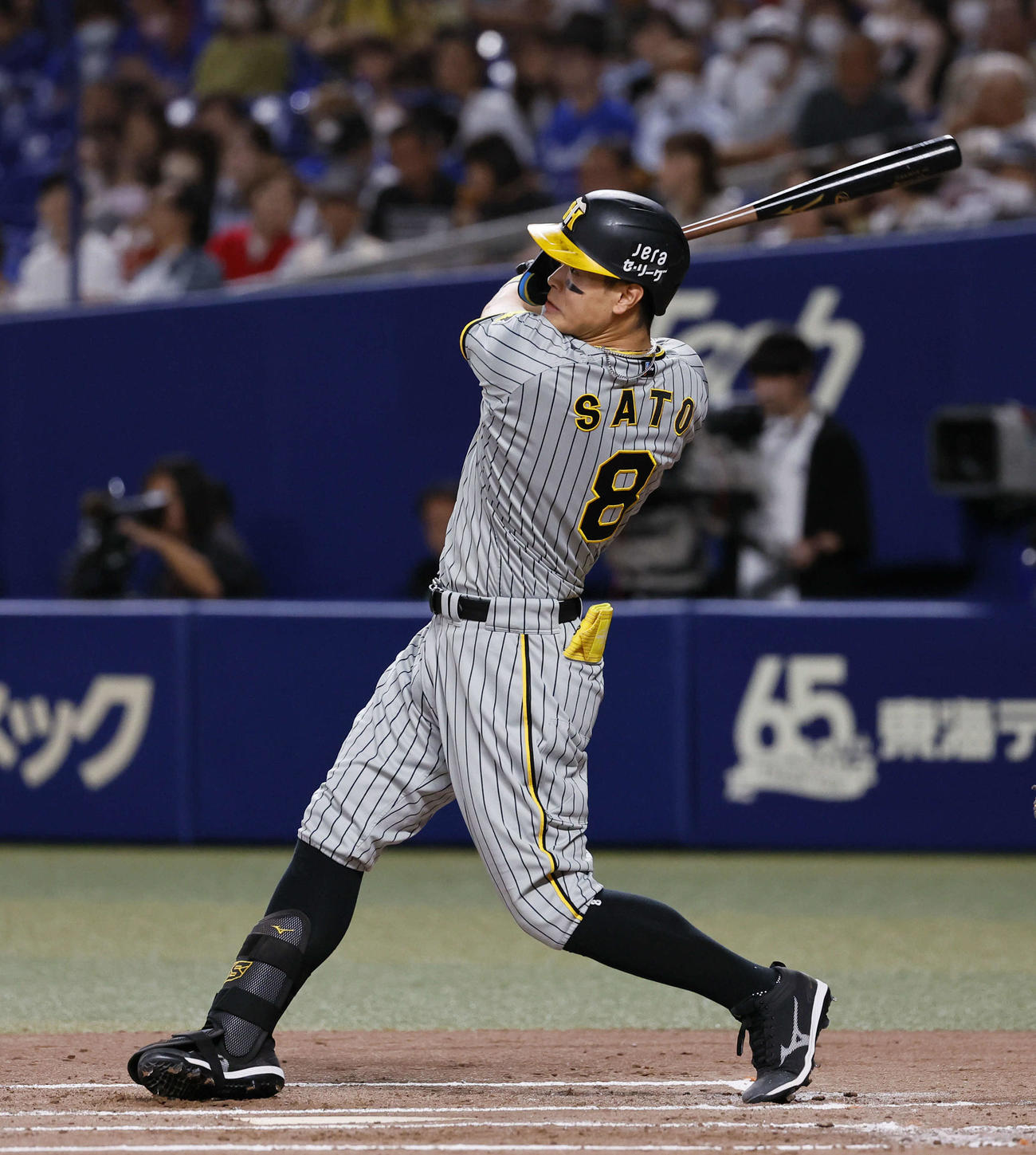 中日対阪神　2回表阪神無死、佐藤輝は左中間に先制本塁打を放つ（撮影・藤尾明華）