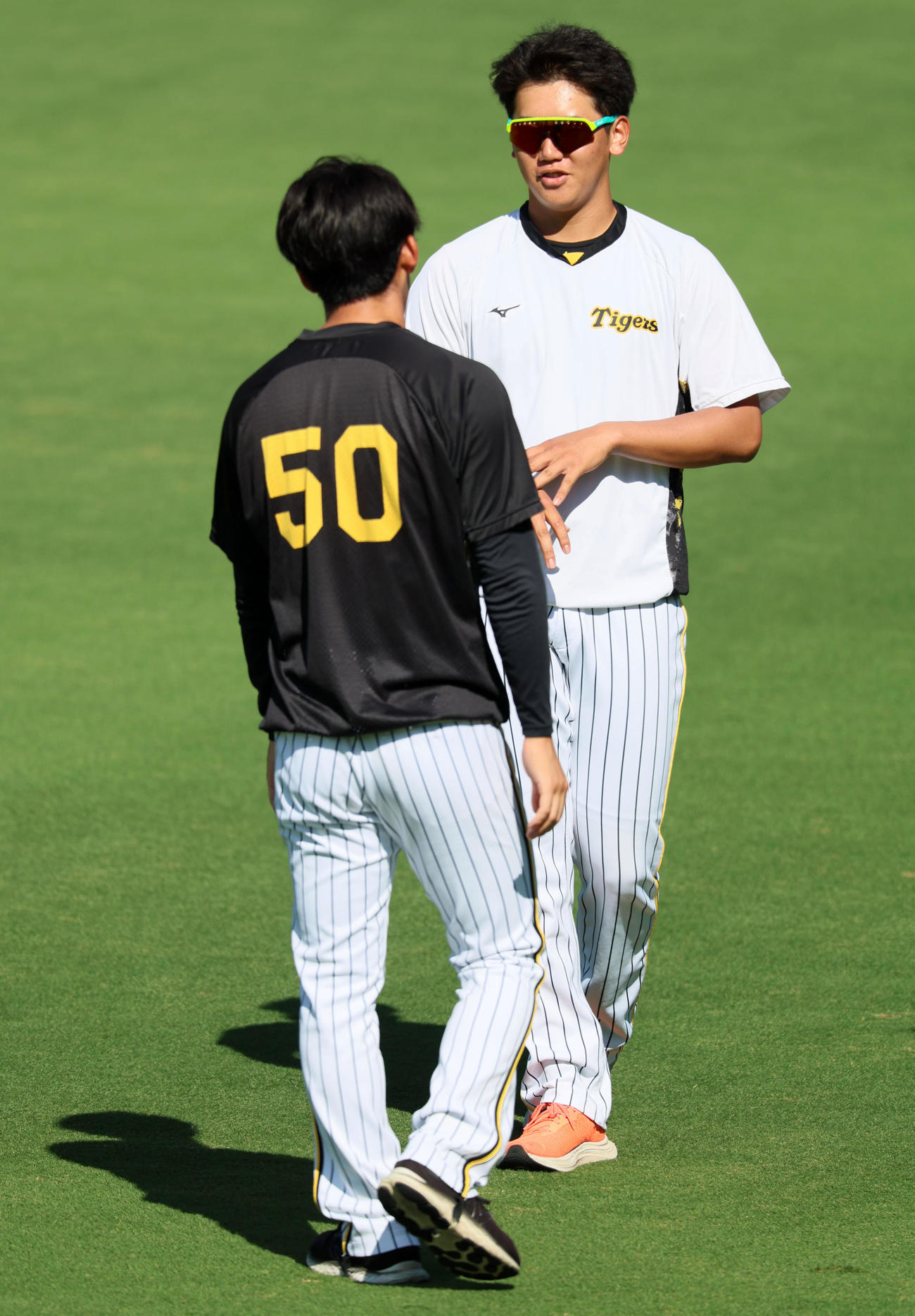 阪神対ヤクルト　富田（左）と話す門別（撮影・加藤哉）