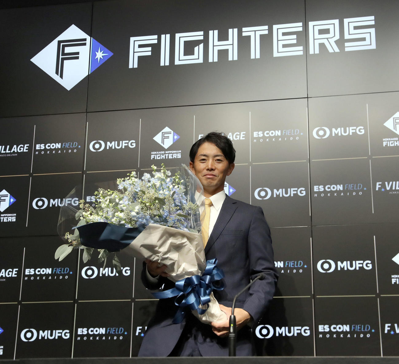 日本ハム対ロッテ　引退会見で花束を手に撮影に応じる日本ハム谷内（撮影・佐藤翔太）