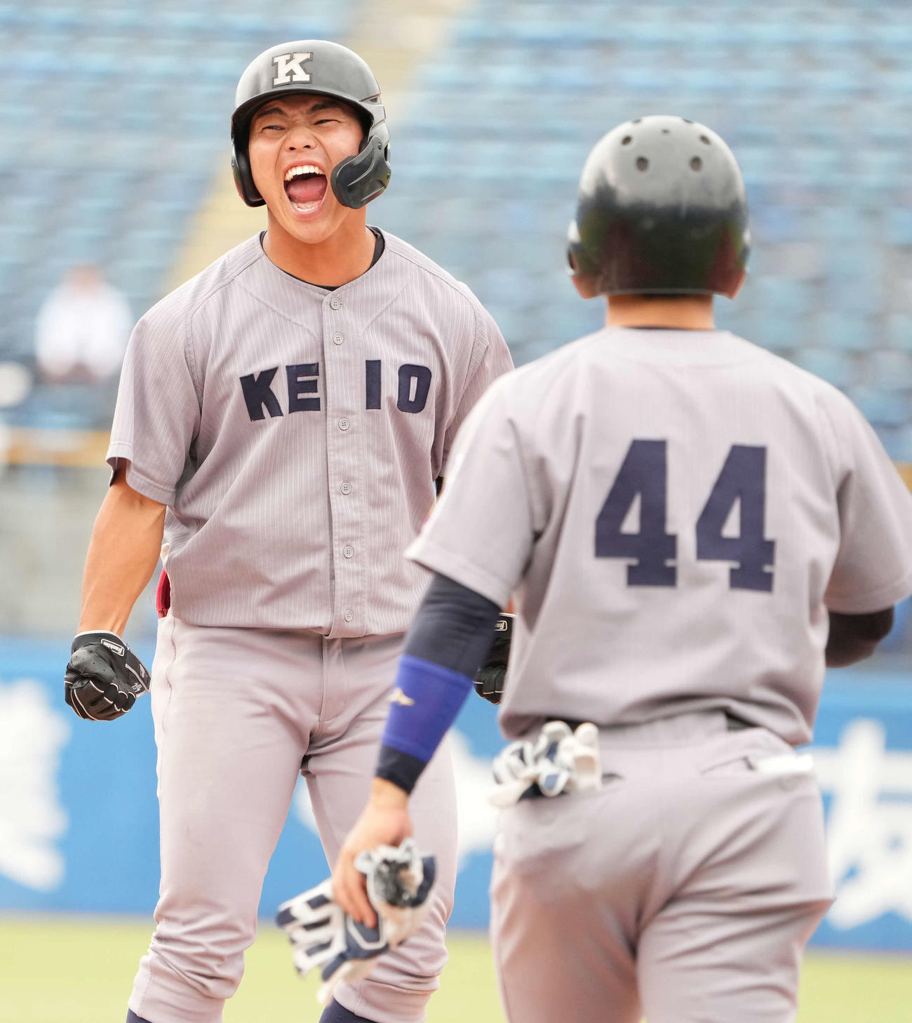 法大対慶大　6回裏慶大2死二、三塁、本間（左）は逆転の右前2点適時打を放ち大喜び（撮影・小沢裕）