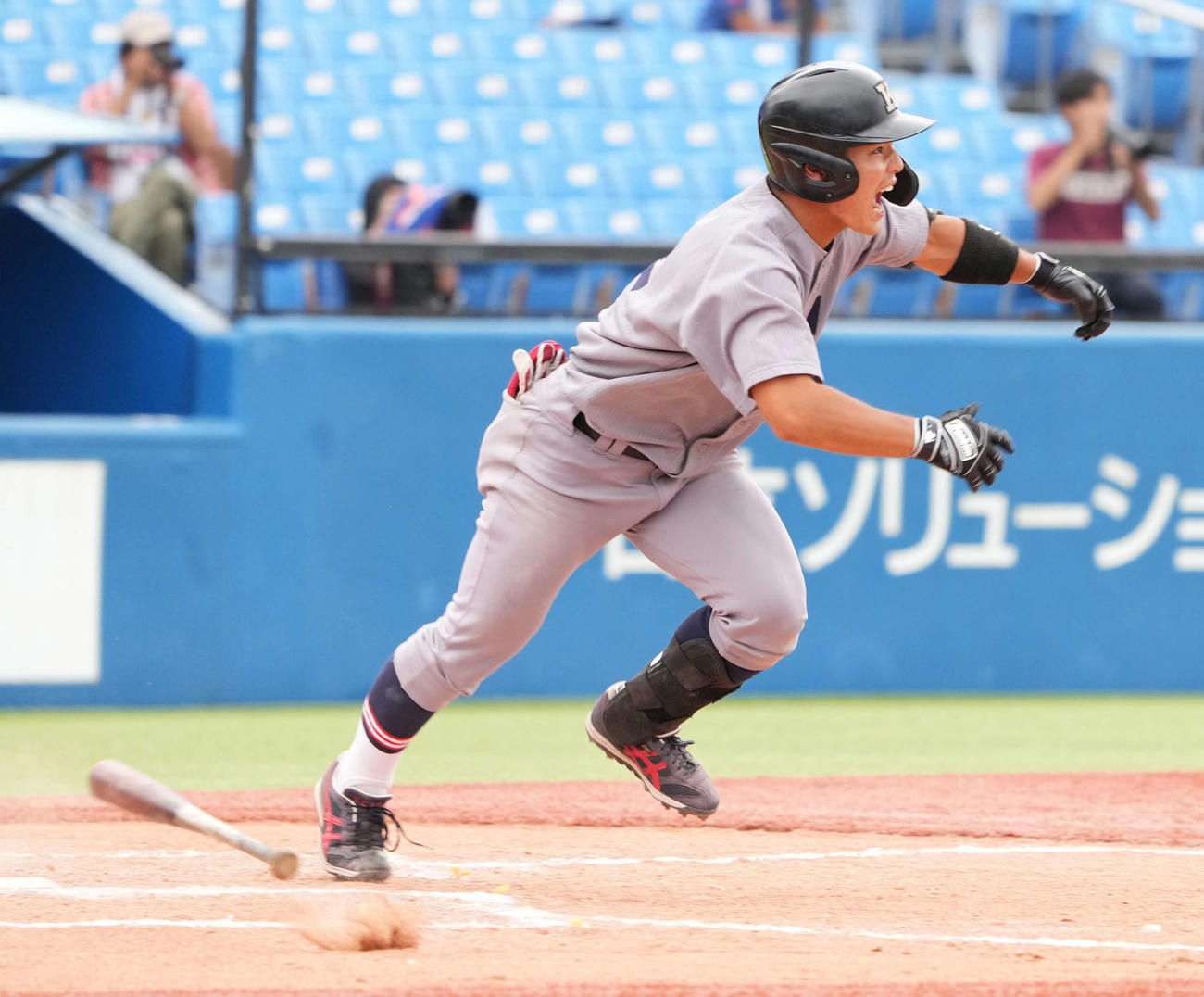 法大対慶大　6回裏慶大2死二、三塁、本間は逆転の右前2点適時打を放つ（撮影・小沢裕）