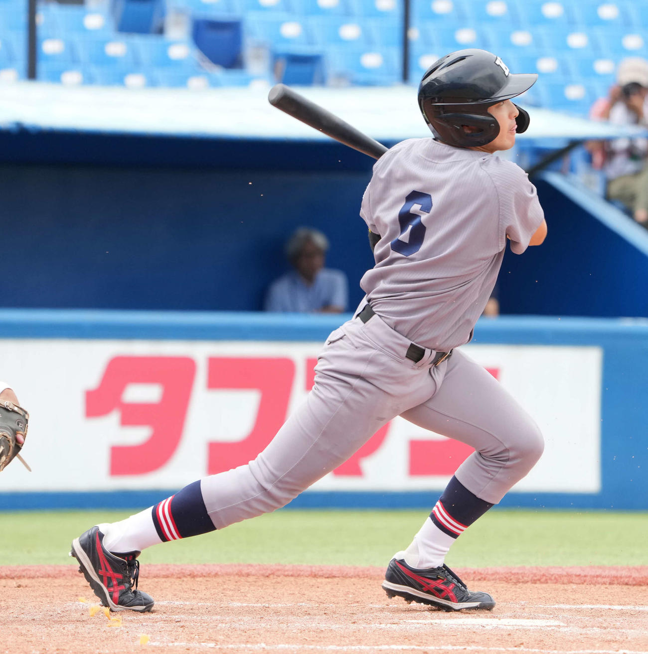 法大対慶大　4回裏慶大1死三塁、代打小川尚は同点の中前適時打を放つ（撮影・小沢裕）