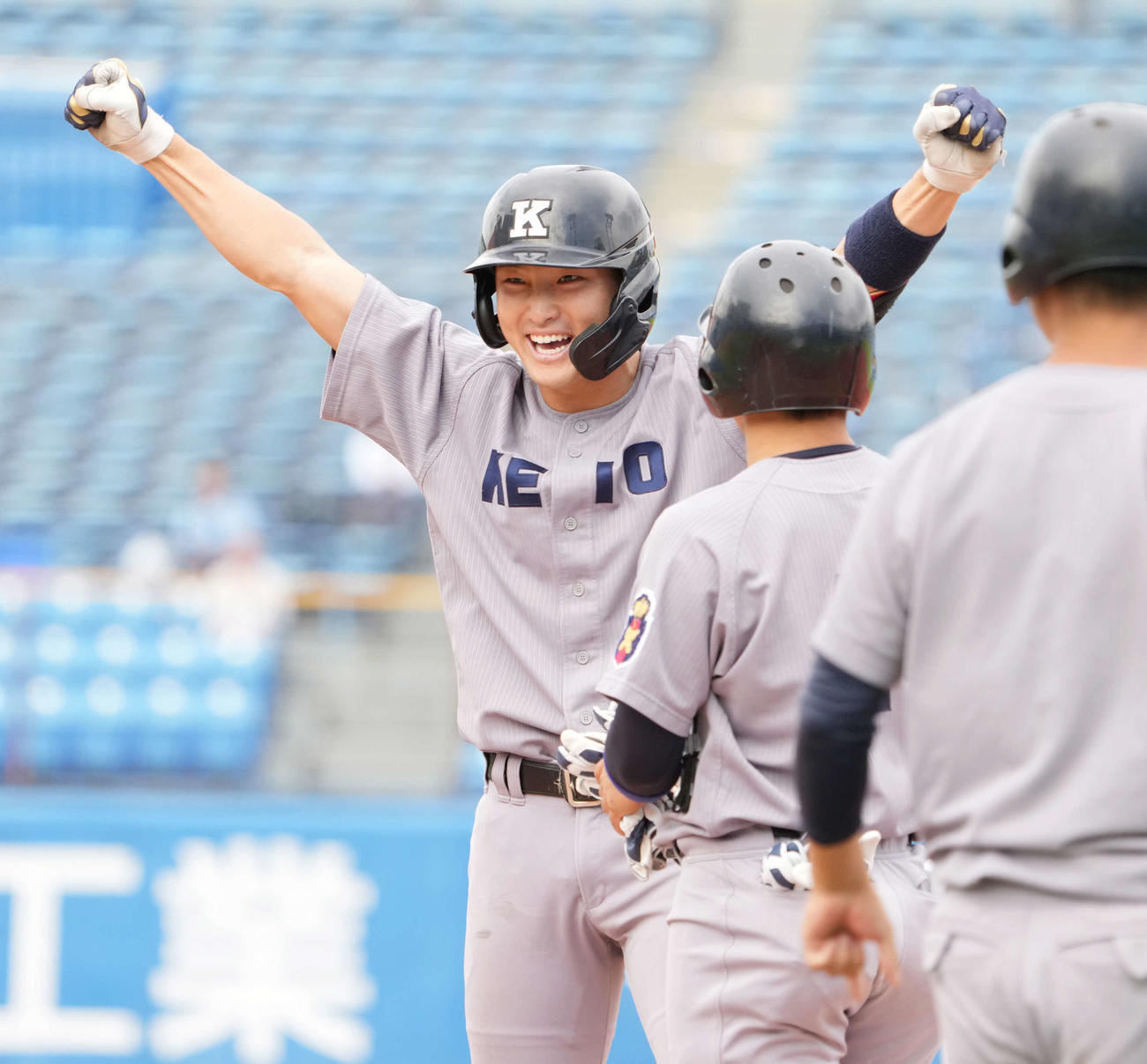 法大対慶大　4回裏慶大1死三塁、代打小川尚は同点の中前適時打を放ちベンチに向かってガッツポーズ（撮影・小沢裕）