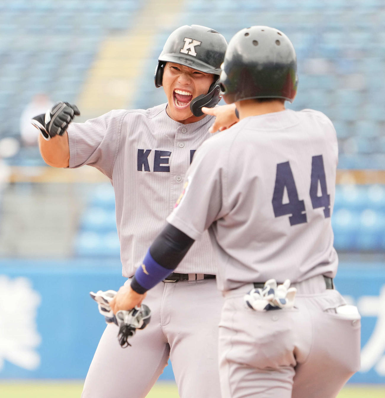 法大対慶大　6回裏慶大2死二、三塁、本間（左）は逆転の右前2点適時打を放ち大喜び（撮影・小沢裕）