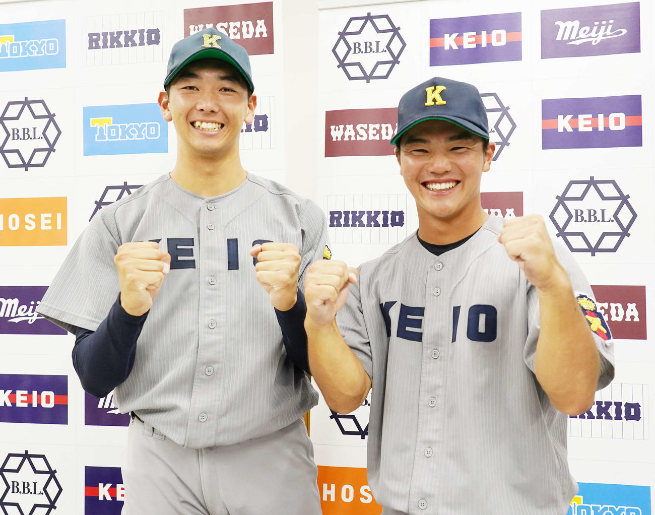 法大対慶大　勝ち点を上げガッツポーズする慶大・谷村（左）と本間（撮影・小沢裕）