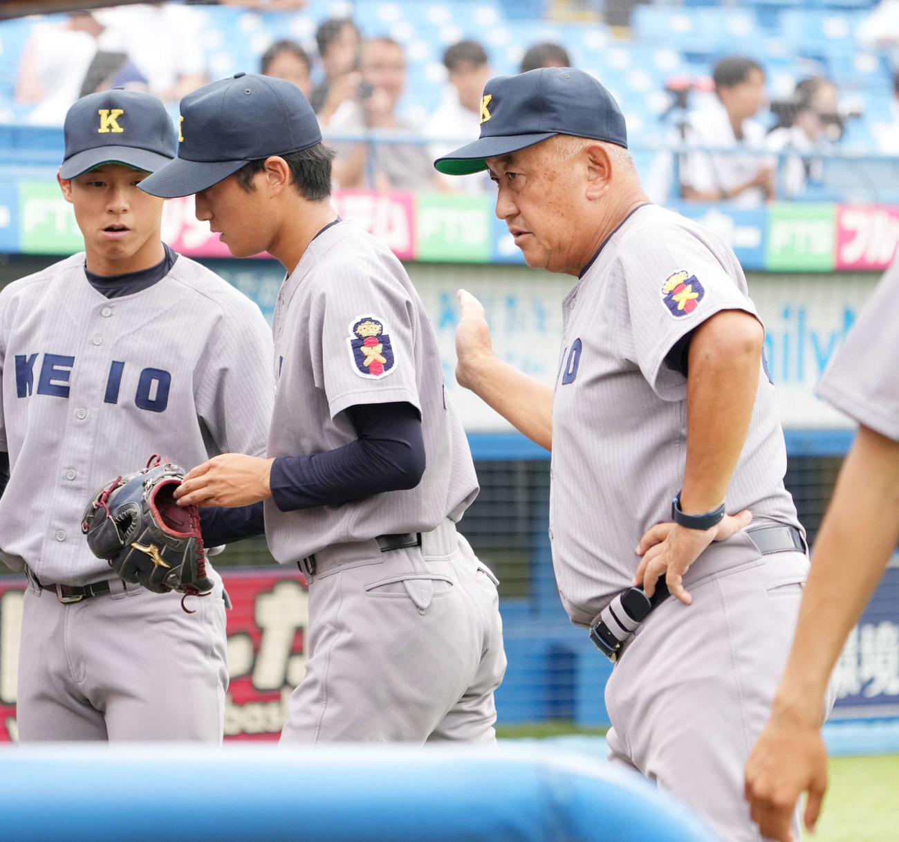 法大対慶大　6回表法大1死一塁、慶大3番手で登板した小川琳は負傷降板し堀井監督（右）にねぎらわれる（撮影・小沢裕）