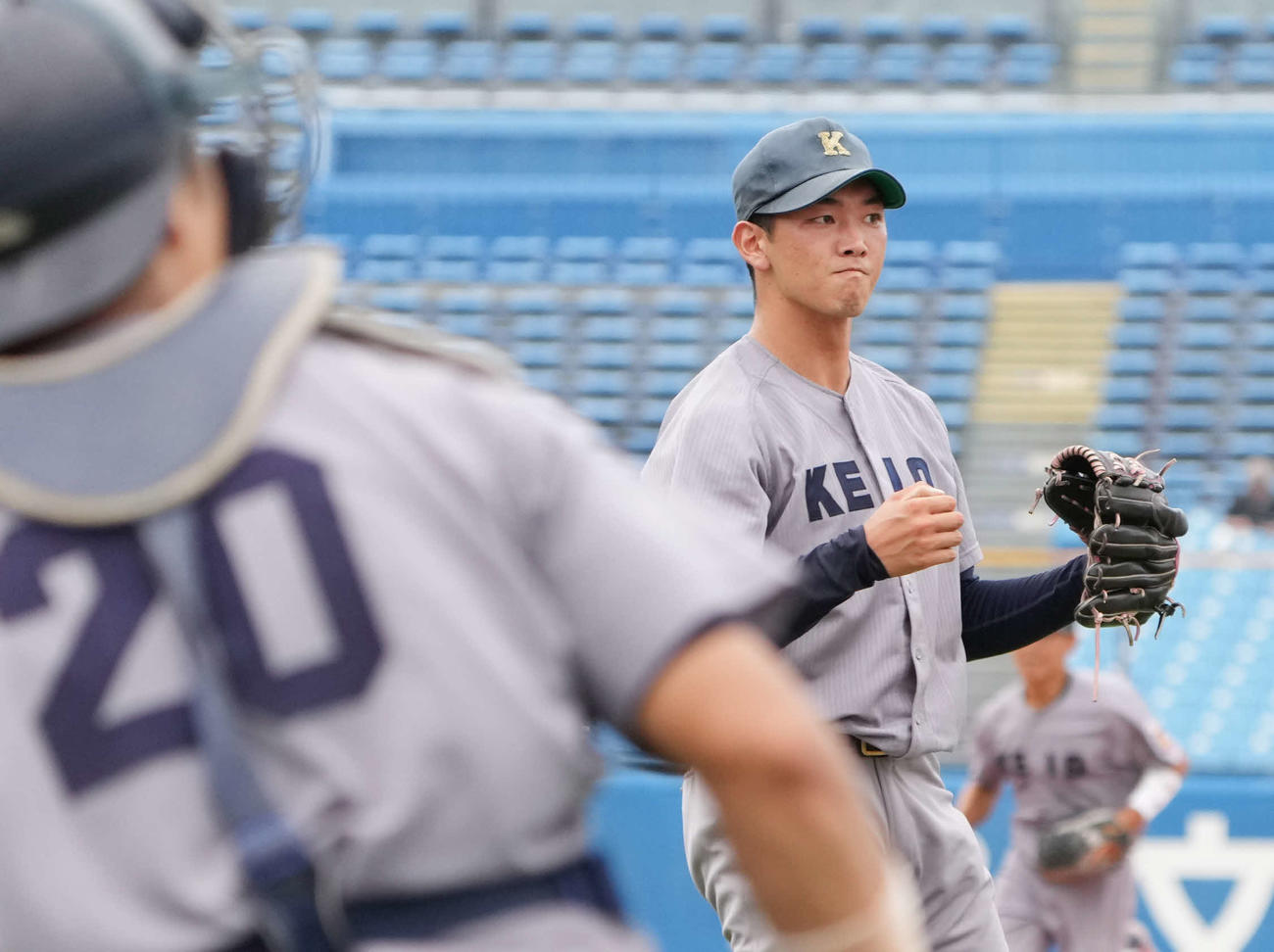 法大対慶大　慶大5番手で登板した谷村（右）は1点差を逃げ切りガッツポーズ（撮影・小沢裕）