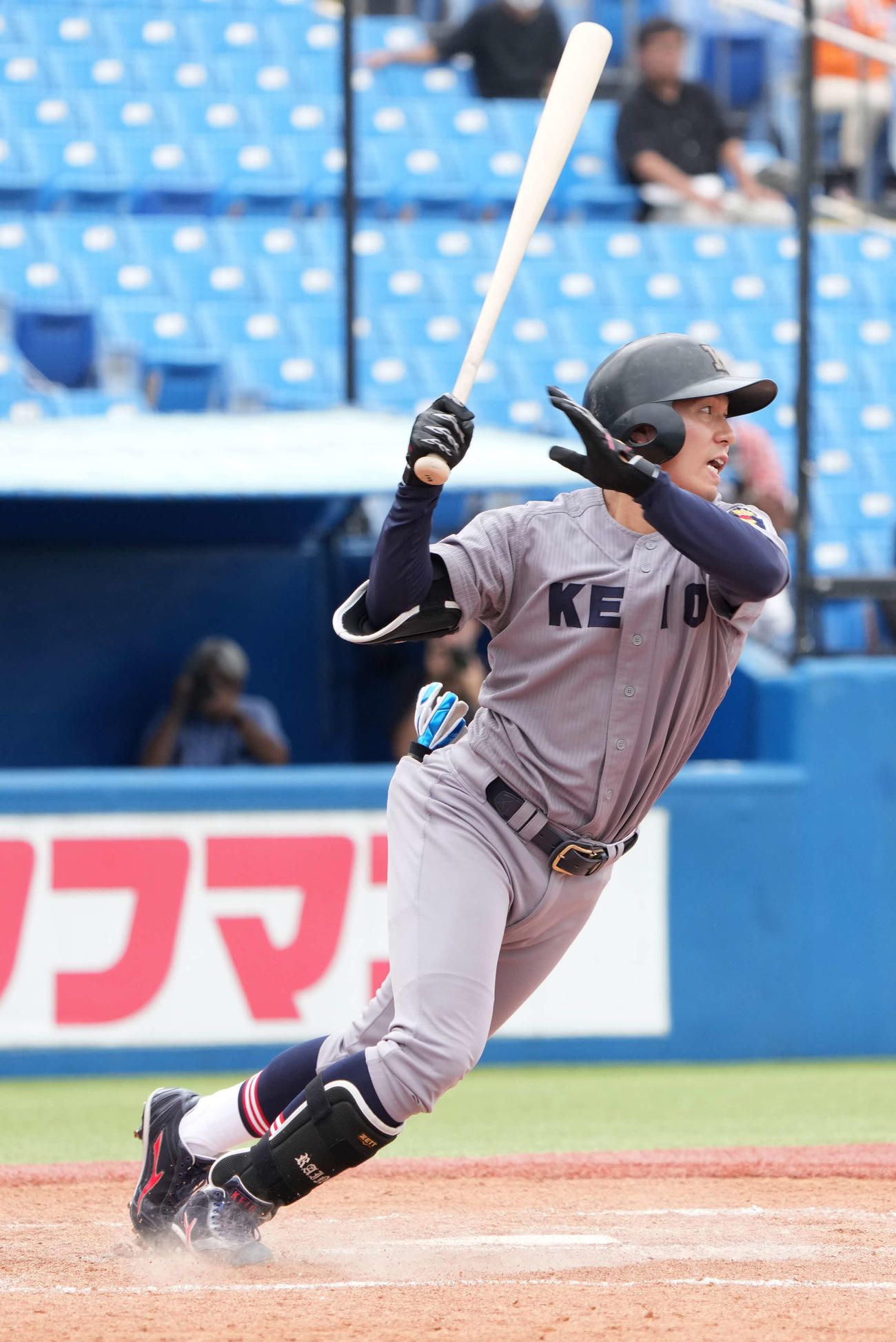 法大対慶大　5回裏慶大2死三塁、齋藤來は遊撃に勝ち越し適時内野安打を放つ（撮影・小沢裕）