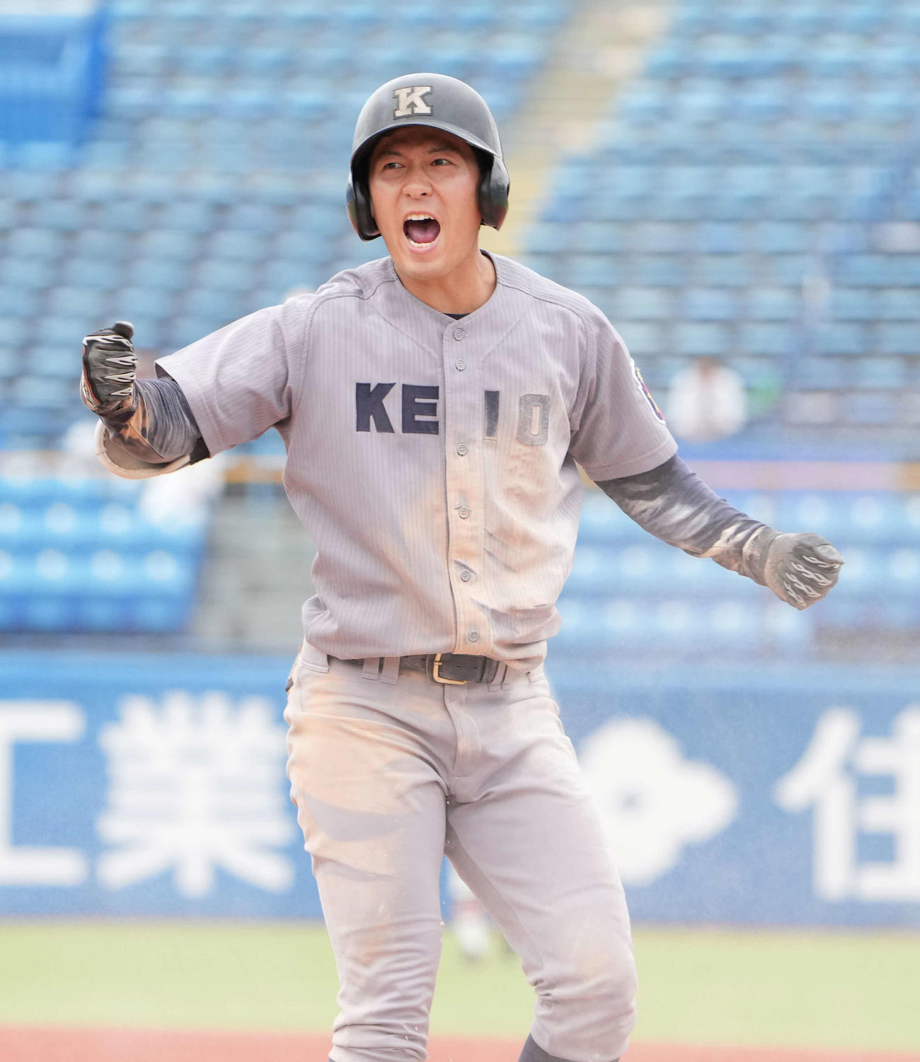 法大対慶大　5回裏慶大2死三塁、齋藤來は遊撃に勝ち越し適時内野安打を放ちベンチに向かってガッツポーズ（撮影・小沢裕）