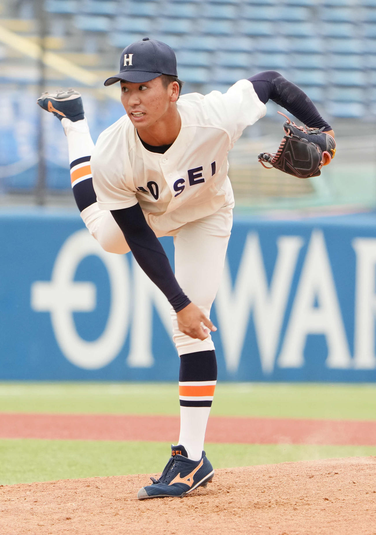法大対慶大　法大4番手で登板した篠木（撮影・小沢裕）