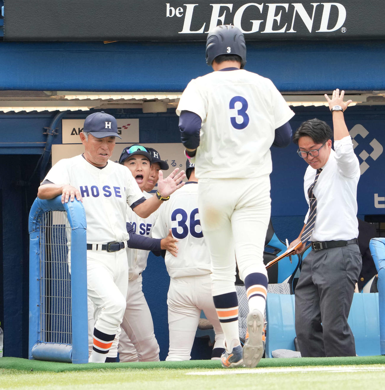 法大対慶大　6回表法大2死満塁、松下歩叶の逆転中前2点適時打に沸く法大ナイン。左は加藤重雄監督（撮影・小沢裕）