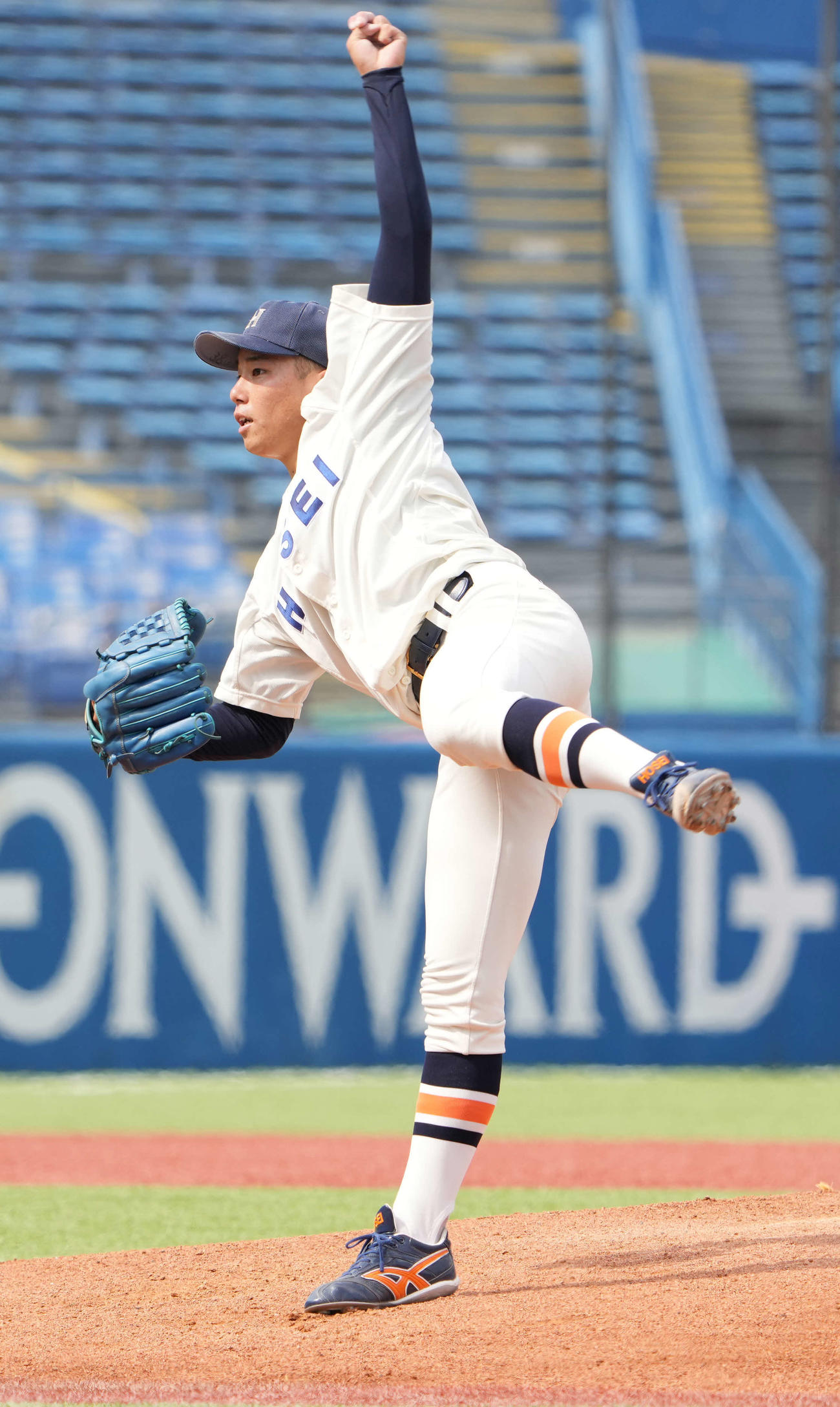法大対慶大　法大先発の尾崎（撮影・小沢裕）