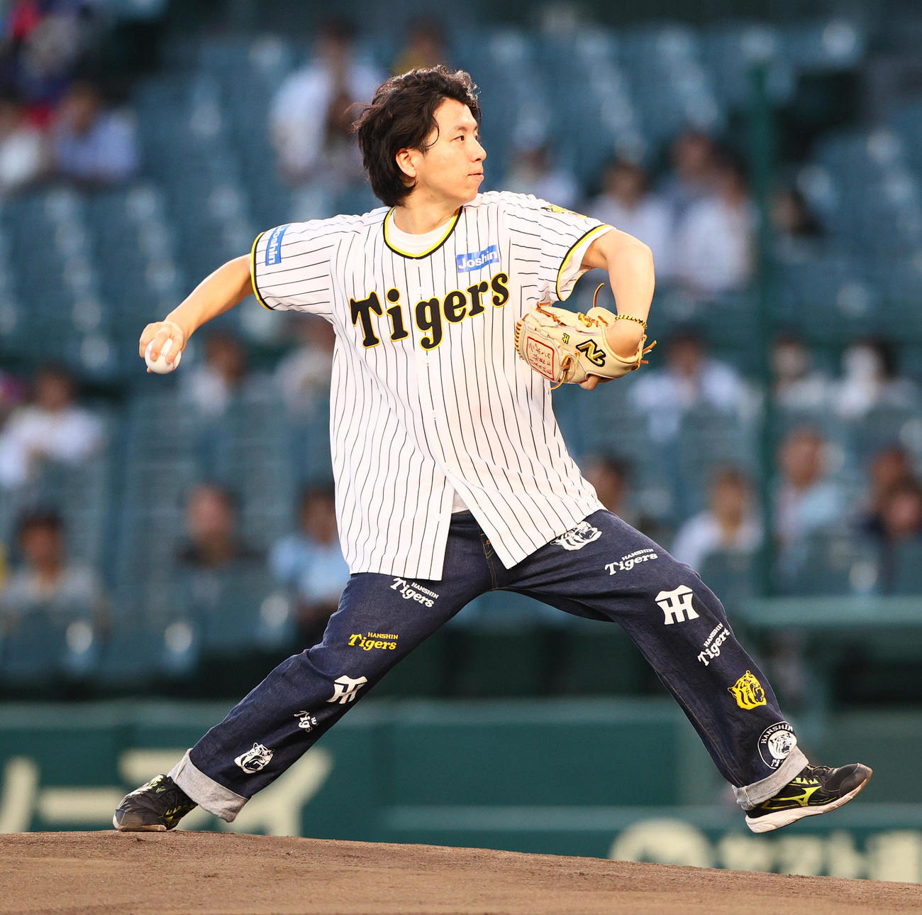 阪神対ヤクルト　試合前、ファーストピッチセレモニーで投球するニッポンの社長の辻（撮影・上山淳一）