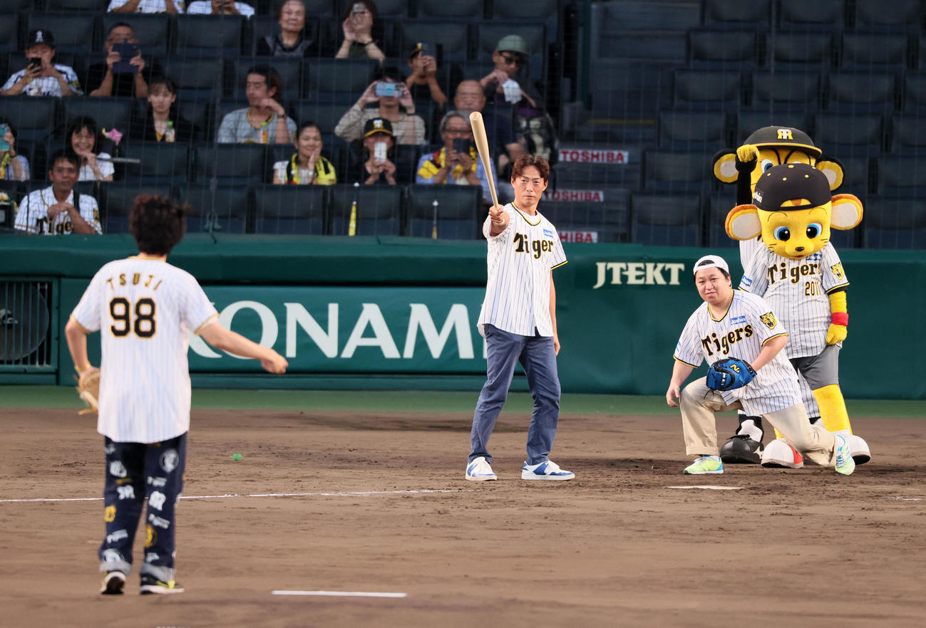 阪神対ヤクルト　ファーストピッチで日刊スポーツ評論家の桧山氏に投球するニッポンの社長の辻。捕手はケツ（撮影・加藤哉）