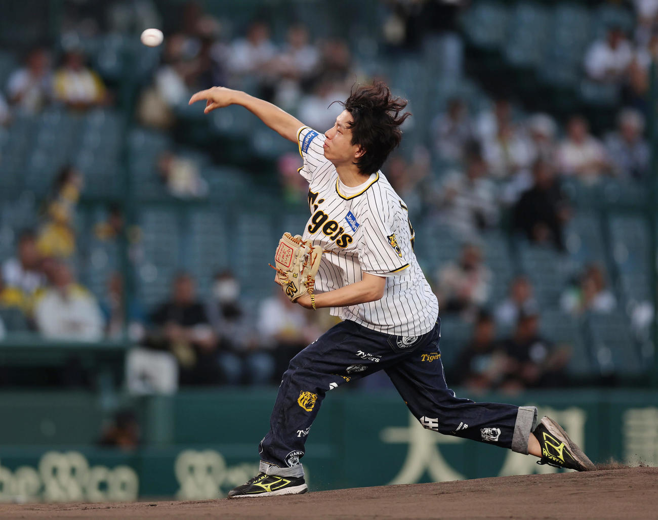 阪神対ヤクルト　ファーストピッチセレモニーで投球するお笑いコンビ・ニッポンの社長の辻（撮影・前田充）
