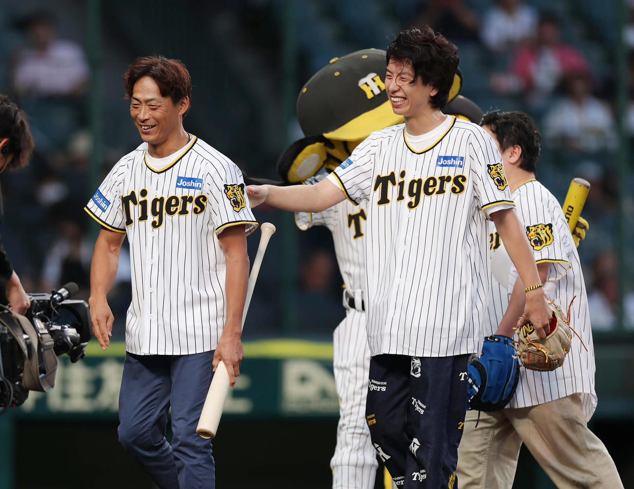 阪神対ヤクルト　ファーストピッチセレモニーで対決した桧山氏（左）とお笑いコンビ・ニッポンの社長の辻（撮影・前田充）