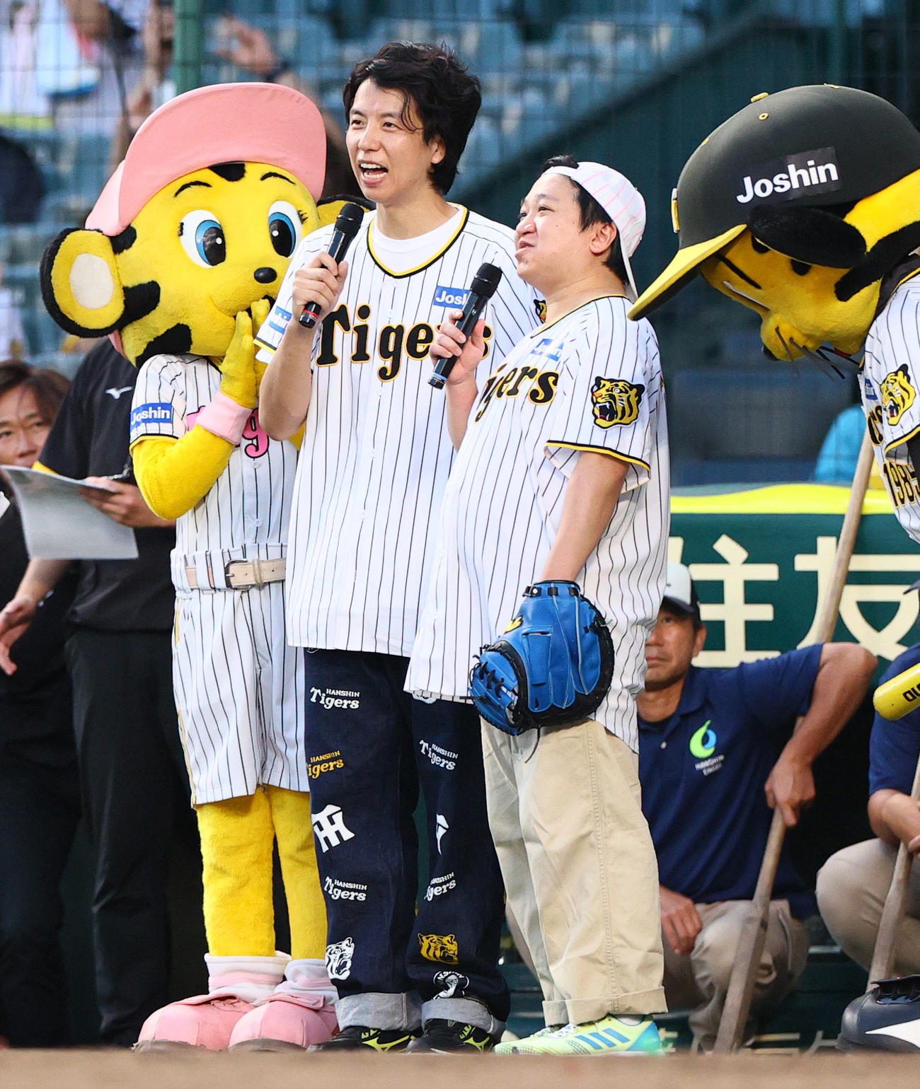 阪神対ヤクルト　試合前、ファーストピッチセレモニーに臨むニッポンの社長の辻（左）とケツ（撮影・上山淳一）