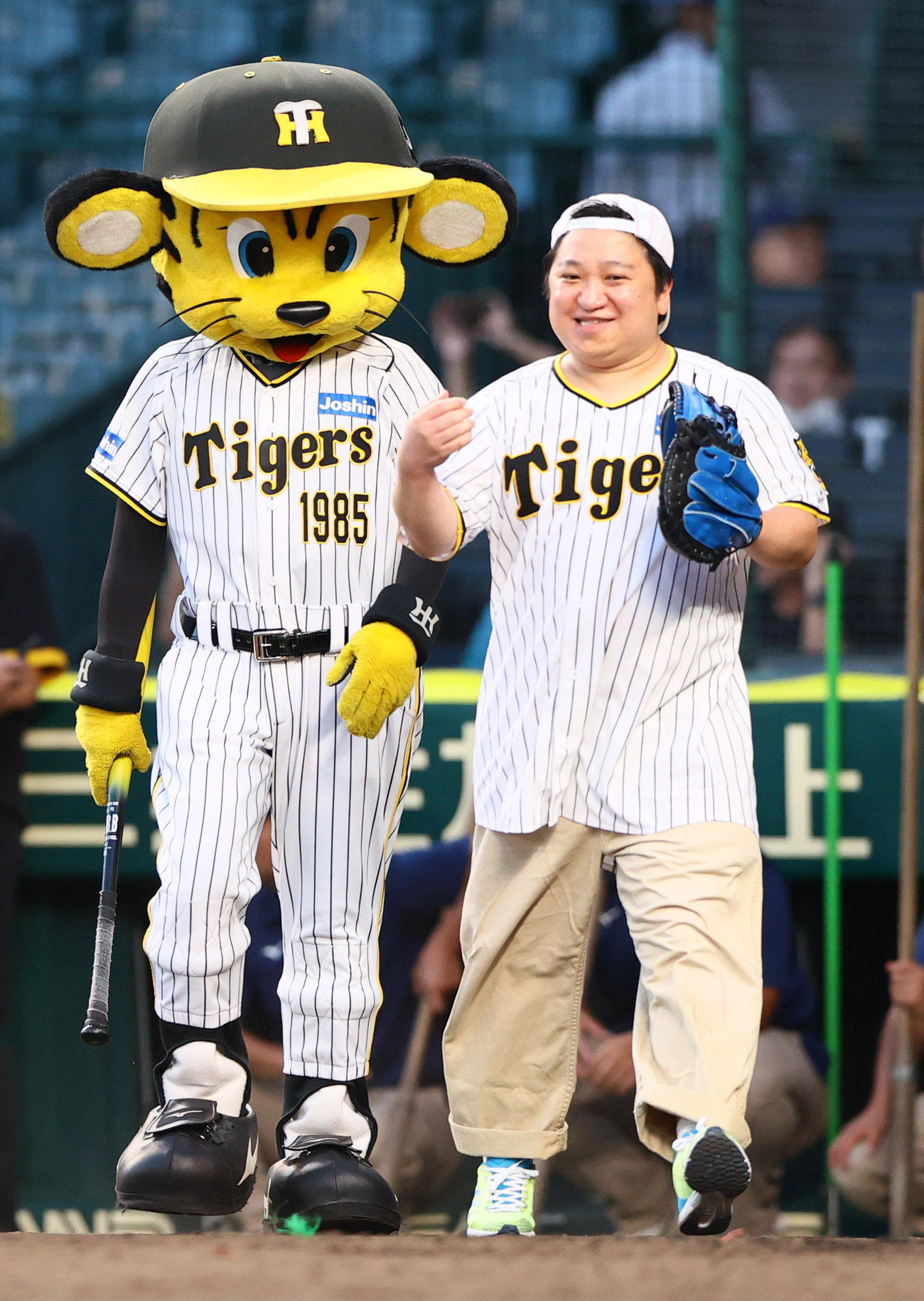 阪神対ヤクルト　試合前、ファーストピッチセレモニーに臨むニッポンの社長の辻ケツ（撮影・上山淳一）