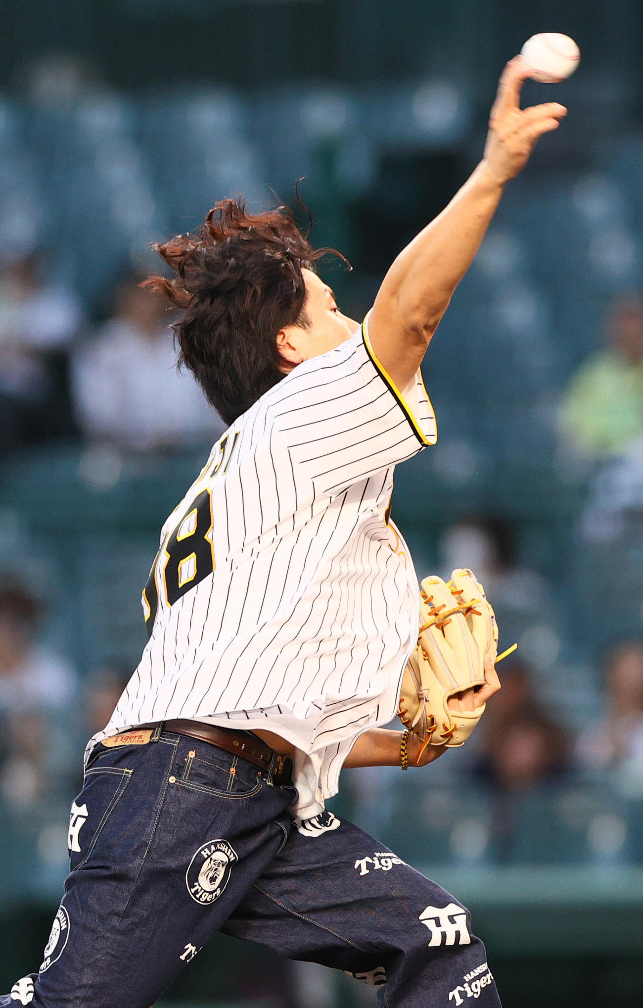 阪神対ヤクルト　試合前、ファーストピッチセレモニーで投球するニッポンの社長の辻（撮影・上山淳一）