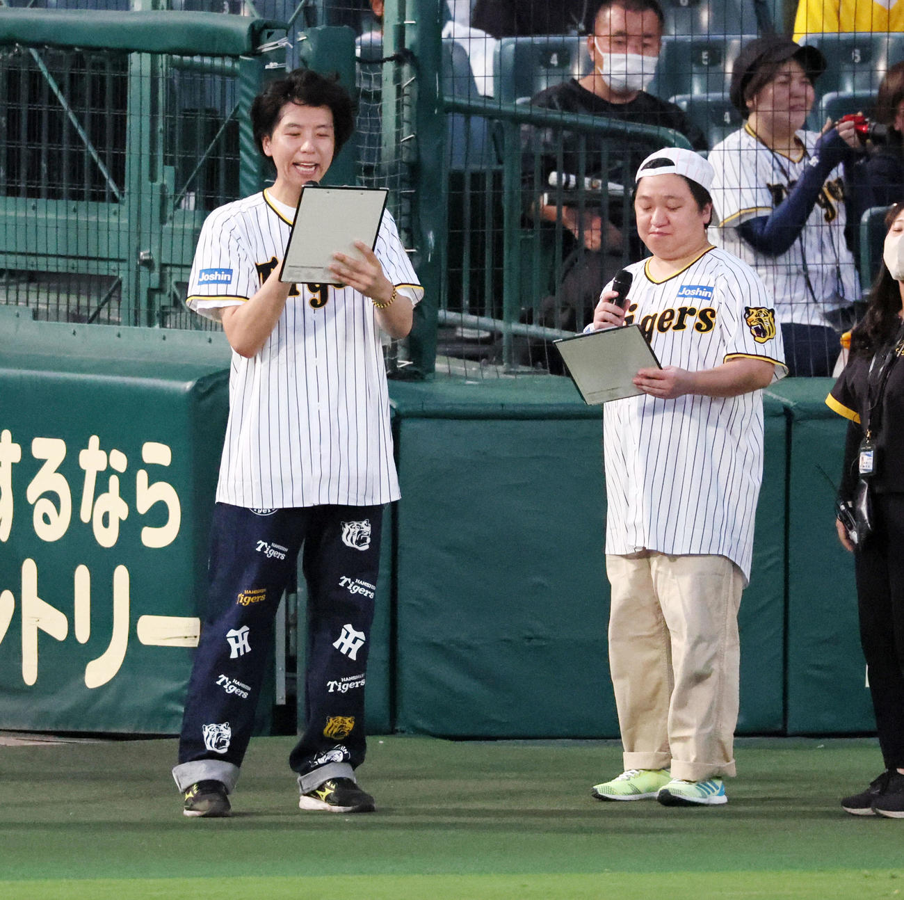 阪神対ヤクルト　選手紹介するニッポンの社長の辻（左）とケツ（撮影・加藤哉）