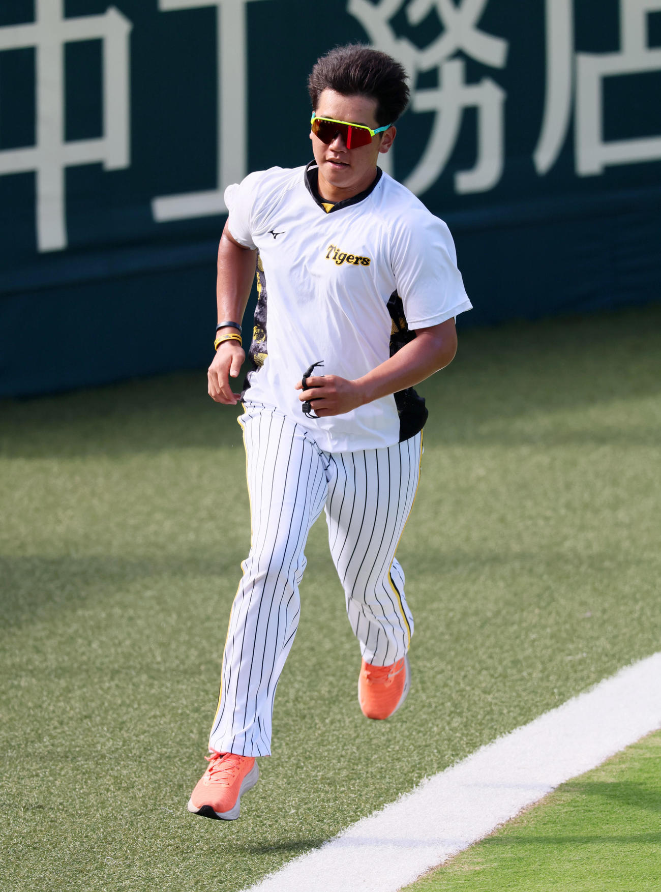 阪神対ヤクルト　外野をランニングする門別（撮影・加藤哉）