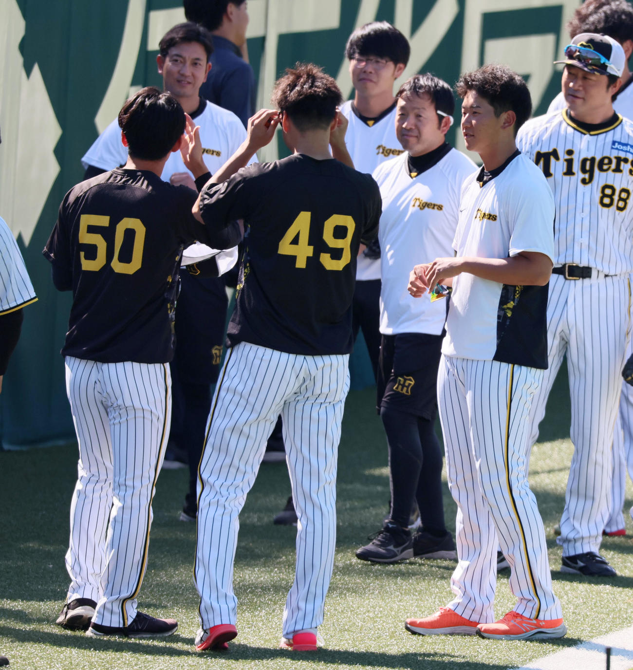 阪神対ヤクルト　投手陣の輪であいさつする門別啓人（右）と左端の富田（撮影・加藤哉）