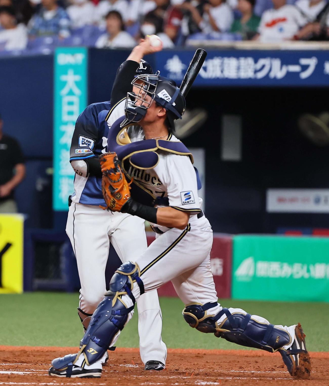 オリックス対西武　3回表西武無死一塁、石川は二盗を狙う山野辺を刺す（撮影・上田博志）