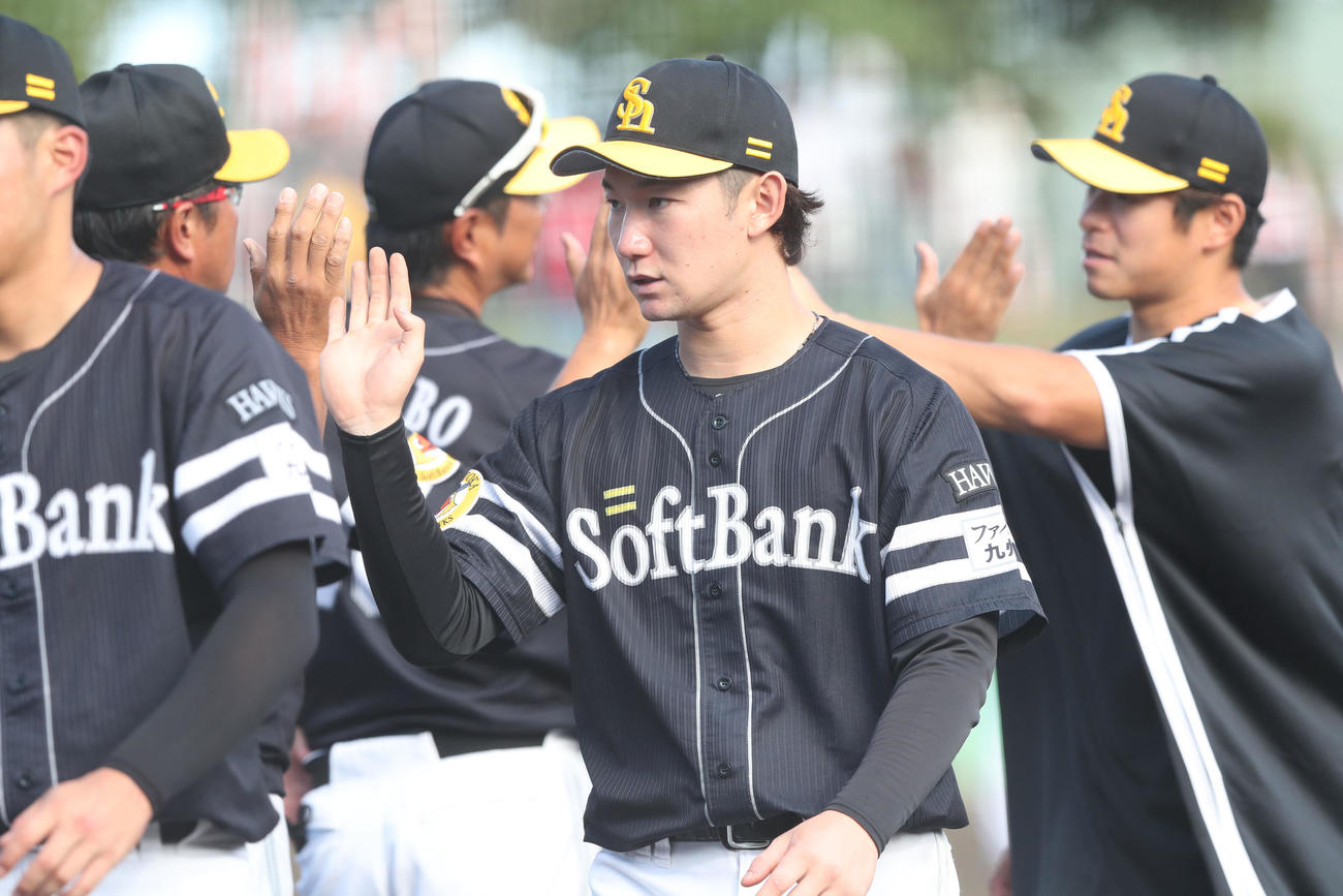 広島対ソフトバンク　広島に勝利しマジック1としたソフトバンク、ナインはハイタッチをかわす（撮影・梅根麻紀）