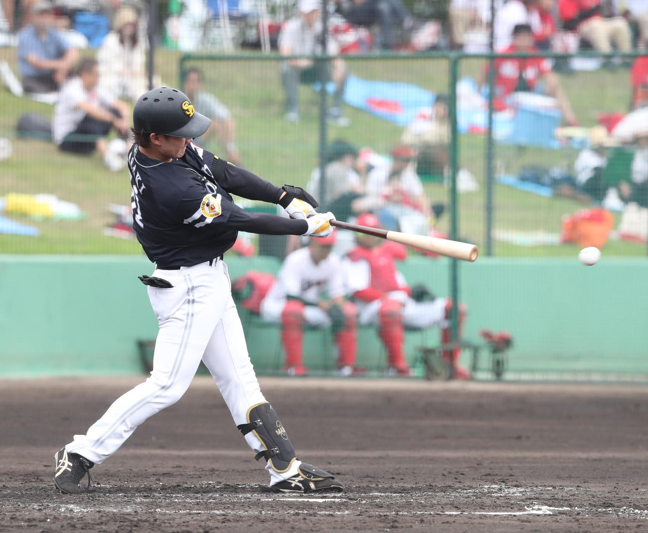 広島対ソフトバンク　3回表ソフトバンク1死、正木智也は左越えに二塁打を放つ（撮影・梅根麻紀）