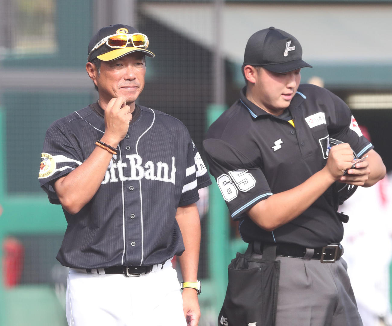 広島対ソフトバンク　審判に選手交代を告げる小久保監督（撮影・梅根麻紀）