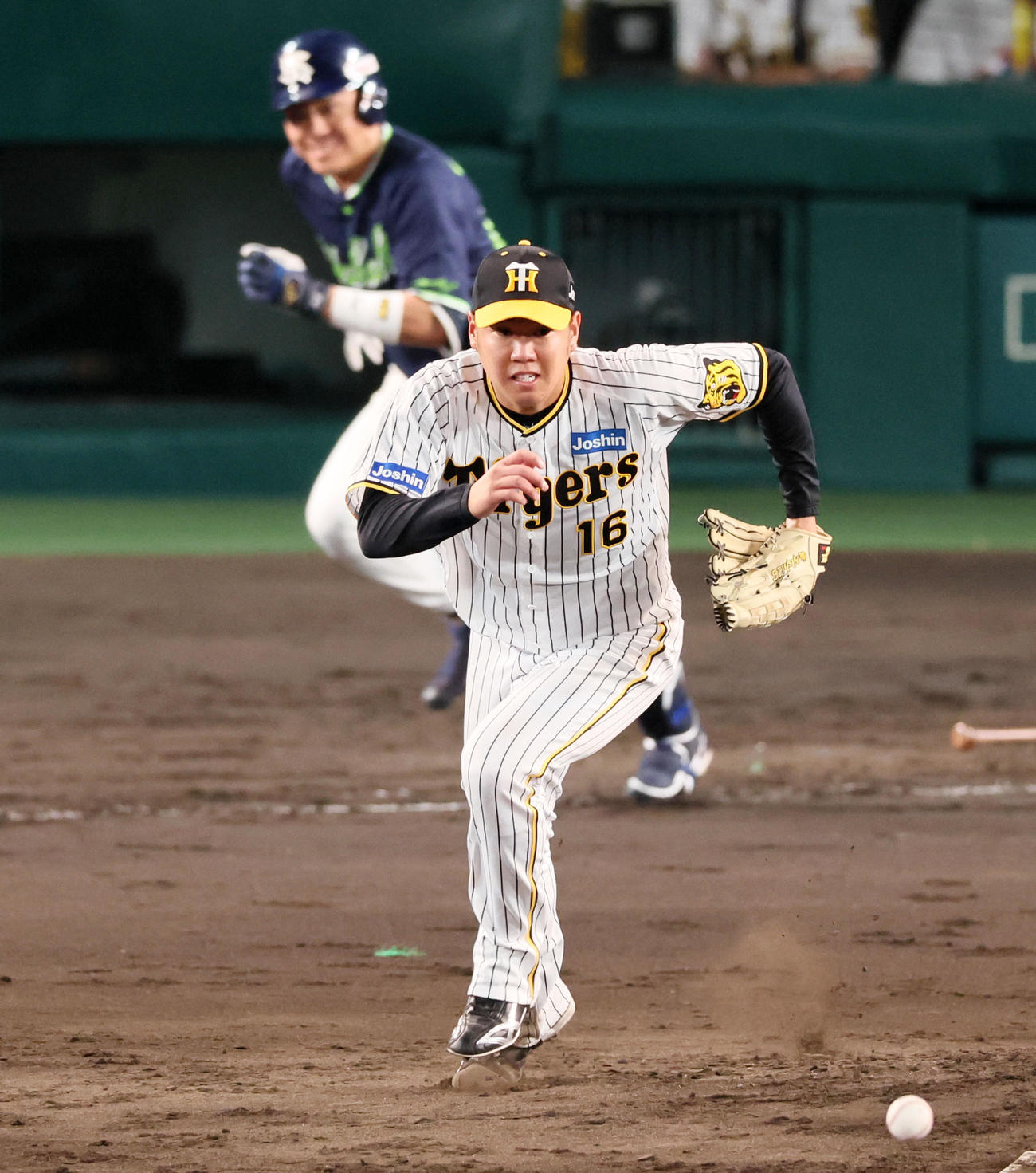 阪神対ヤクルト　5回表ヤクルト2死、西勇は中村の打球をグラブで弾きマウンド後方へ追いかける（撮影・加藤哉）
