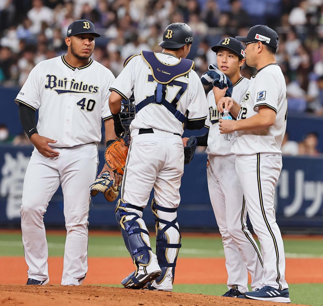 オリックス対西武　4回表西武2死一塁、オリックス先発の斎藤（右から2人目）はマウンドで汗をぬぐう（撮影・上田博志）