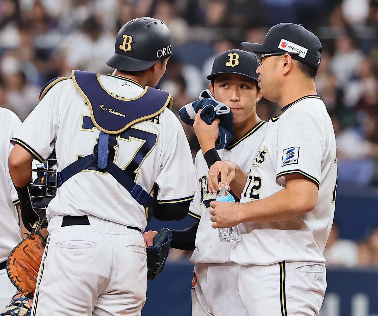 オリックス対西武　4回表西武2死一塁、オリックス先発の斎藤（中央）はマウンドで汗をぬぐう（撮影・上田博志）