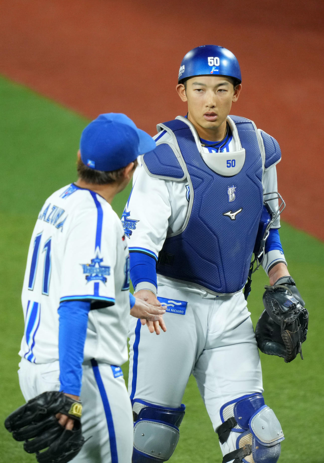 DeNA対巨人　1回表を無失点に抑えタッチを交わすDeNA山本（右）と東（撮影・横山健太）