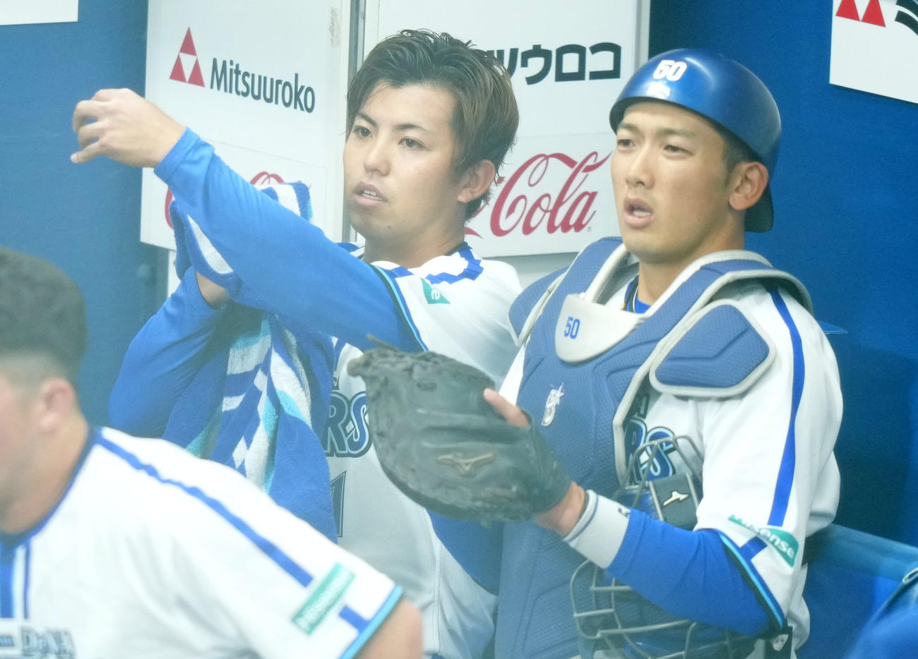 DeNA対巨人　1回表を終え言葉をを交わすDeNA山本（右）と東（撮影・横山健太）