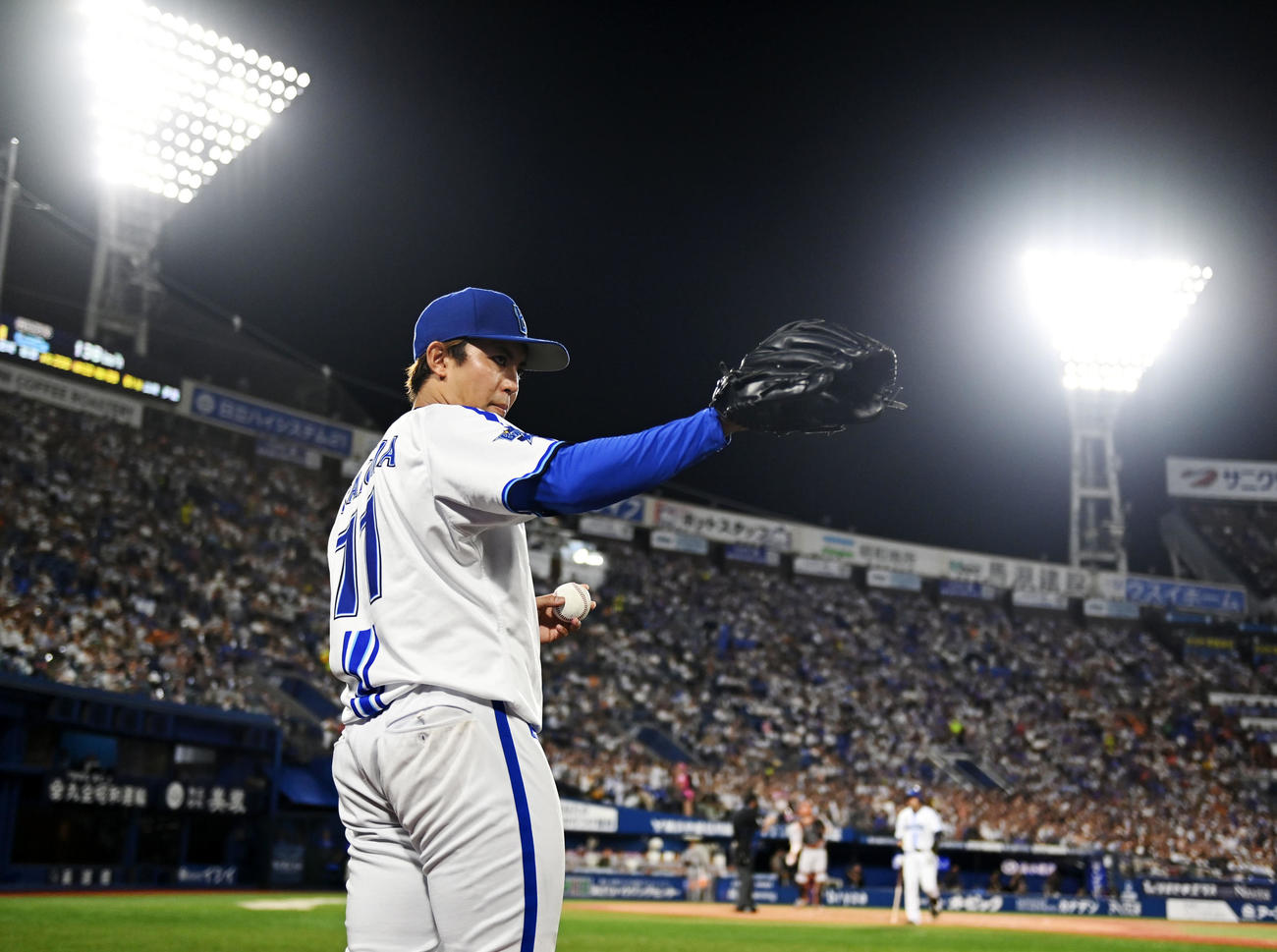 DeNA対巨人　ベンチ前で準備をするDeNA東（撮影・横山健太）