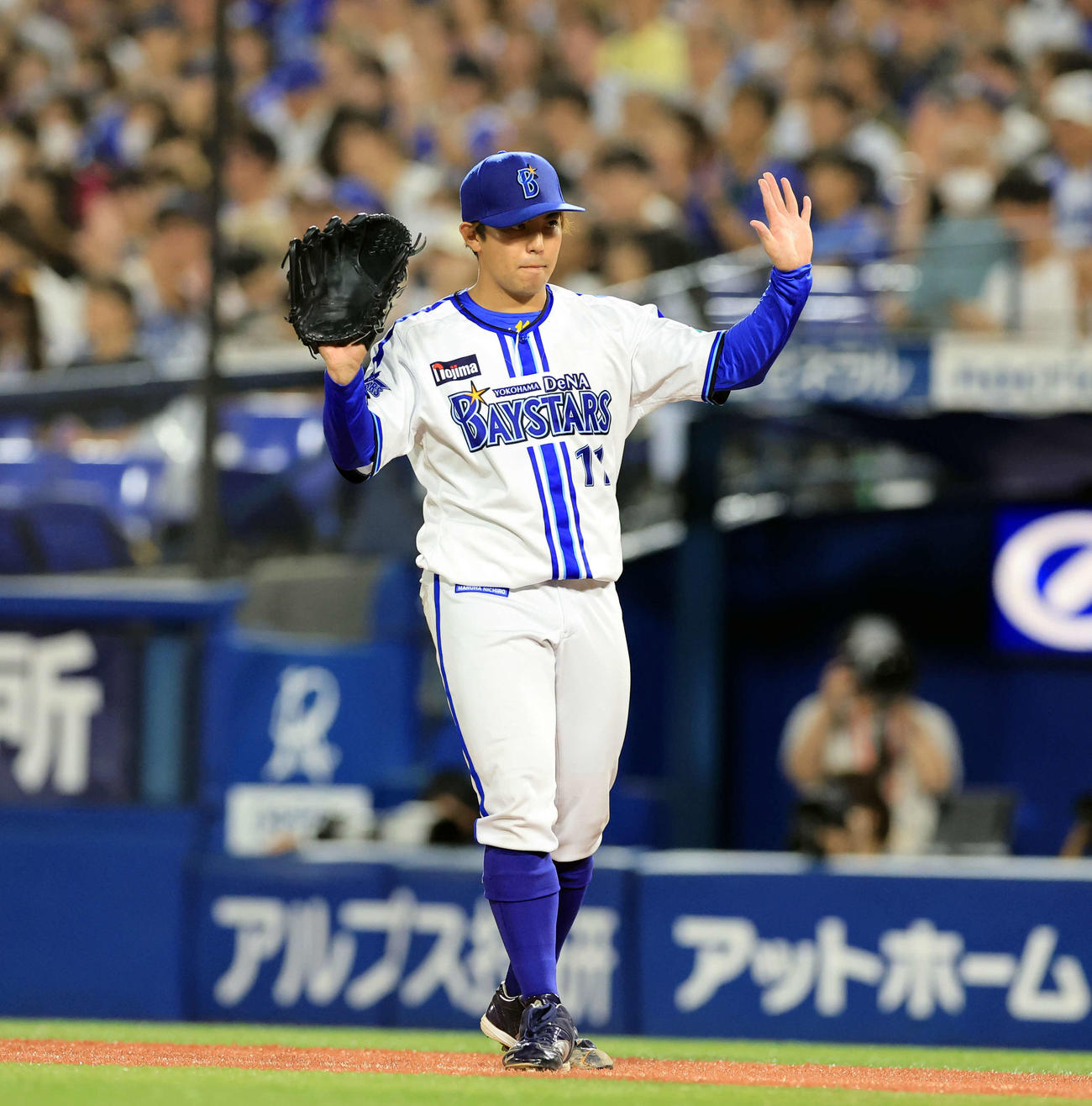 DeNA対巨人　5回表巨人1死一塁、門脇の投手ゴロを捕球し両手を上げる東（撮影・浅見桂子）