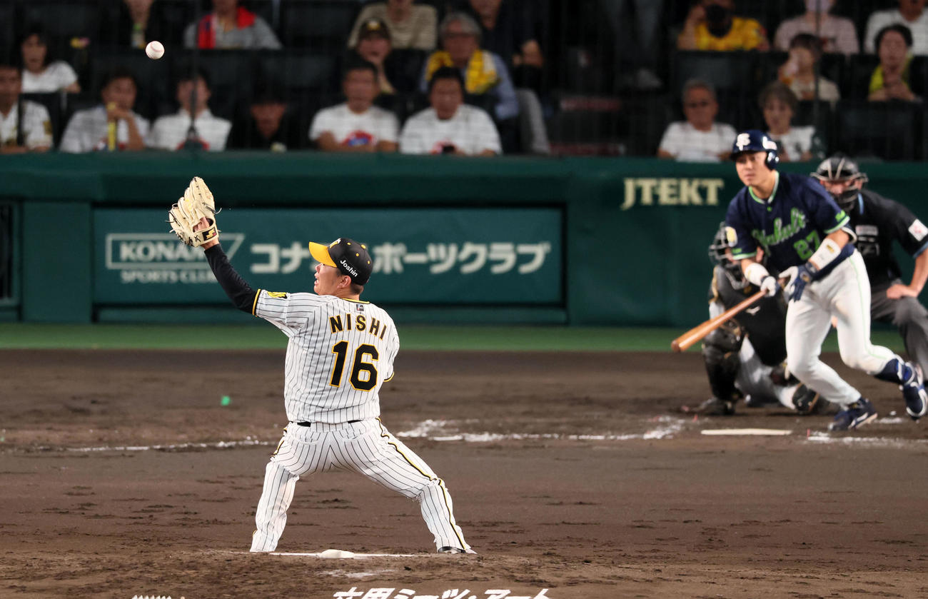 阪神対ヤクルト　5回表ヤクルト2死、西勇は中村の打球をグラブで弾く（撮影・加藤哉）