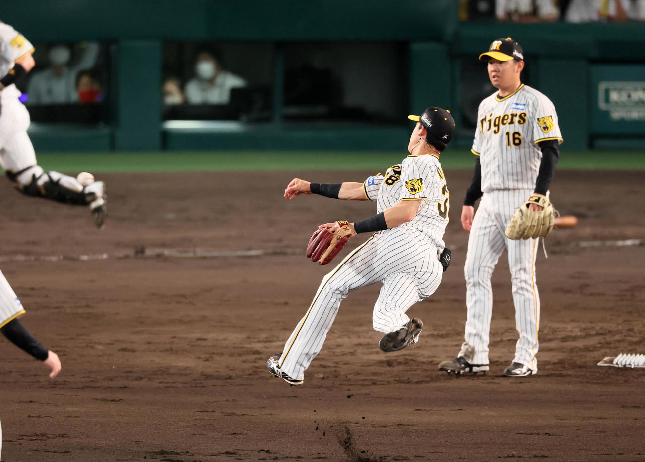 阪神対ヤクルト　5回表ヤクルト2死、西勇は中村の打球をグラブで弾きカバーに入った小幡竜平が一塁送球でアウトにする（撮影・加藤哉）