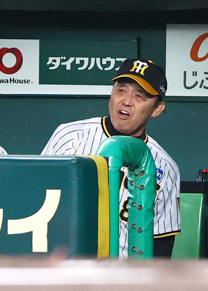 阪神対ヤクルト　4回裏阪神無死二塁、岡田監督は大山の先制左越え2点本塁打に喜ぶ（撮影・上山淳一）