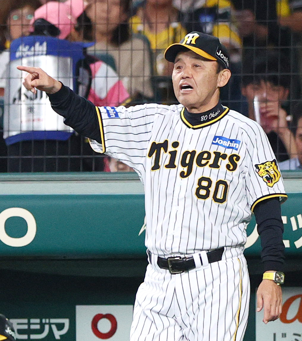 阪神対ヤクルト　6回裏終了後、岡田監督は球審に選手交代を告げる（撮影・上山淳一）