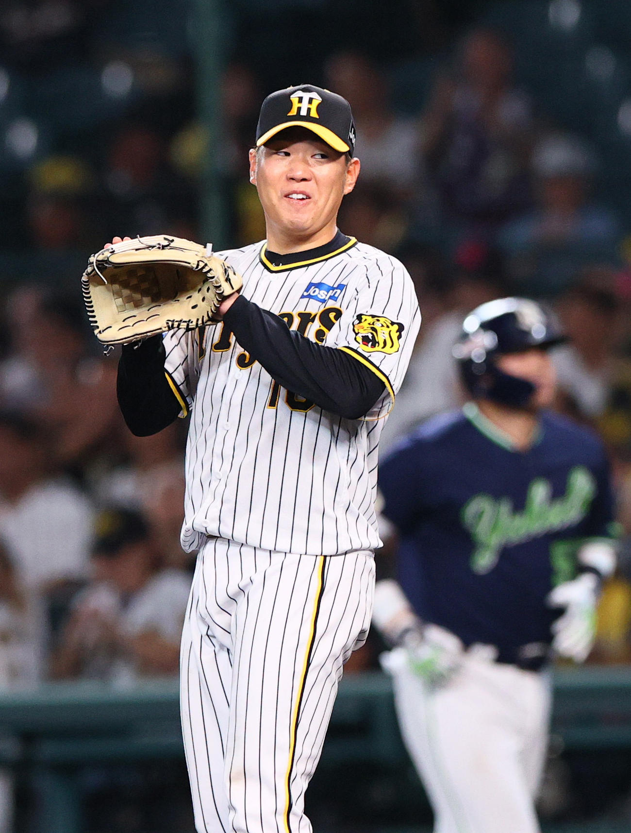 阪神対ヤクルト　7回表ヤクルト1死、西勇（手前）は村上を二ゴロに仕留め笑顔を見せる（撮影・上山淳一）
